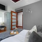Grey And Pink Two Bedroom In Cracow With Parking, Desk, Terrace And Jacuzzi Bathtub By Renters *