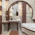 Grey And Pink Two Bedroom In Cracow With Parking, Desk, Terrace And Jacuzzi Bathtub By Renters Apartment *