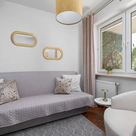 Apartmán Grey And Pink Two Bedroom In Cracow With Parking, Desk, Terrace And Jacuzzi Bathtub By Renters Krakov