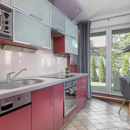 Apartmán Grey And Pink Two Bedroom In Cracow With Parking, Desk, Terrace And Jacuzzi Bathtub By Renters