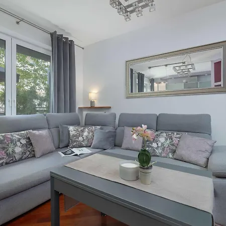 Grey And Pink Two Bedroom In Cracow With Parking, Desk, Terrace And Bathtub By Renters شقة كراكوفيا