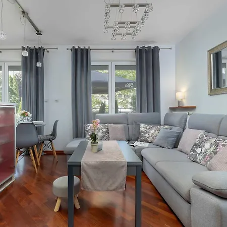 Grey And Pink Two Bedroom In Cracow With Parking, Desk, Terrace And Jacuzzi Bathtub By Renters *