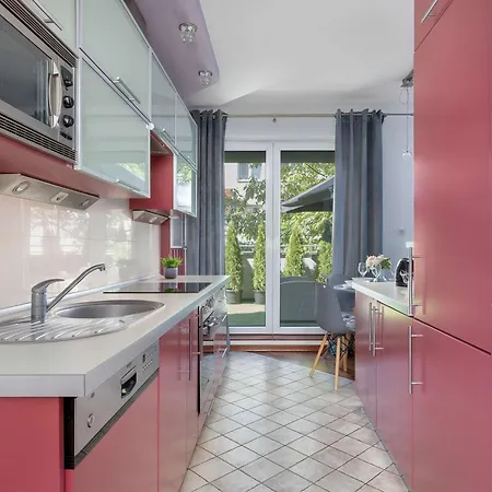 Grey And Pink Two Bedroom In Cracow With Parking, Desk, Terrace And Bathtub By Renters شقة