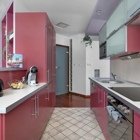 شقة Grey And Pink Two Bedroom In Cracow With Parking, Desk, Terrace And Bathtub By Renters