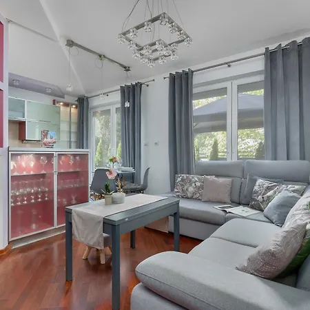 Apartmán Grey And Pink Two Bedroom In Cracow With Parking, Desk, Terrace And Jacuzzi Bathtub By Renters Krakov