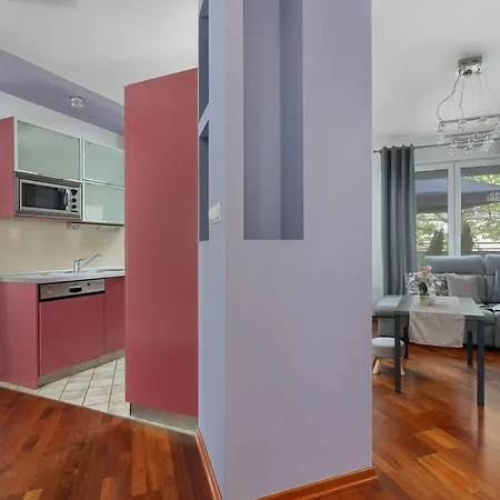 شقة Grey And Pink Two Bedroom In Cracow With Parking, Desk, Terrace And Bathtub By Renters *