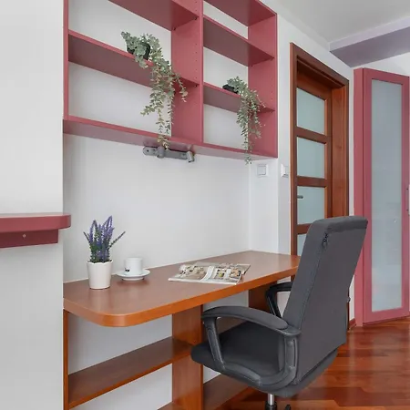Grey And Pink Two Bedroom In Cracow With Parking, Desk, Terrace And Bathtub By Renters شقة *