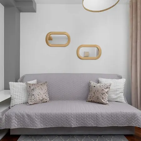 Grey And Pink Two Bedroom In Cracow With Parking, Desk, Terrace And Bathtub By Renters شقة