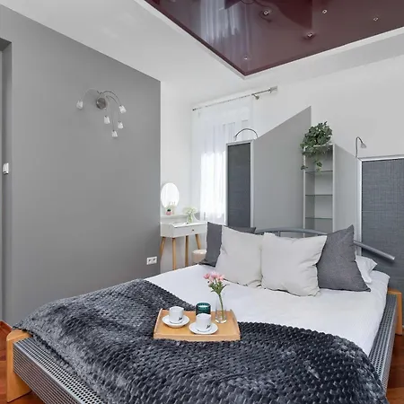 Grey And Pink Two Bedroom In Cracow With Parking, Desk, Terrace And Bathtub By Renters شقة *