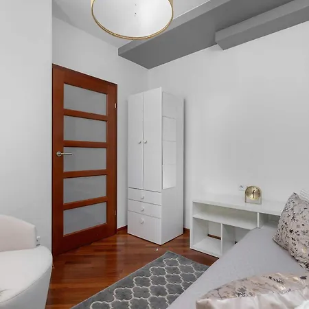 Grey And Pink Two Bedroom In Cracow With Parking, Desk, Terrace And Jacuzzi Bathtub By Renters Apartmán Krakov