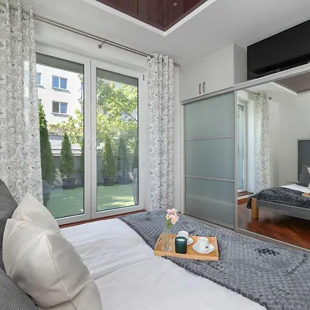 Grey And Pink Two Bedroom In Cracow With Parking, Desk, Terrace And Bathtub By Renters شقة كراكوفيا