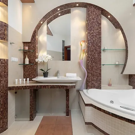 Grey And Pink Two Bedroom In Cracow With Parking, Desk, Terrace And Jacuzzi Bathtub By Renters Apartmán *