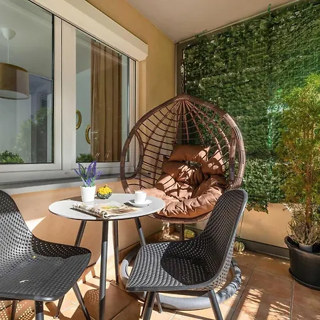 Grey And Pink Two Bedroom In Cracow With Parking, Desk, Terrace And Bathtub By Renters * كراكوفيا