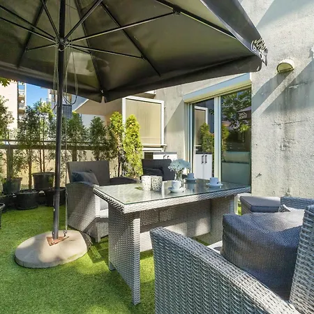 شقة Grey And Pink Two Bedroom In Cracow With Parking, Desk, Terrace And Bathtub By Renters