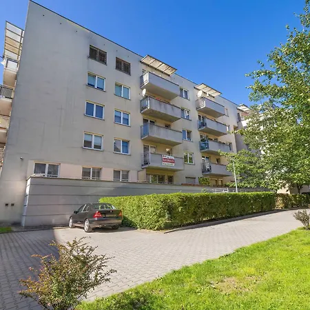 Grey And Pink Two Bedroom In Cracow With Parking, Desk, Terrace And Bathtub By Renters * كراكوفيا