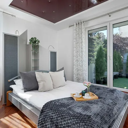 Grey And Pink Two Bedroom In Cracow With Parking, Desk, Terrace And Bathtub By Renters Apartament Kraków