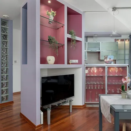 아파트 Grey And Pink Two Bedroom In Cracow With Parking, Desk, Terrace And Jacuzzi Bathtub By Renters *