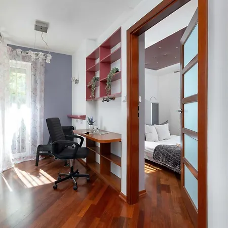 아파트 Grey And Pink Two Bedroom In Cracow With Parking, Desk, Terrace And Jacuzzi Bathtub By Renters *