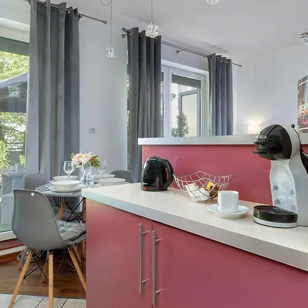 아파트 Grey And Pink Two Bedroom In Cracow With Parking, Desk, Terrace And Jacuzzi Bathtub By Renters 크라쿠프