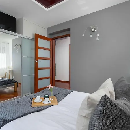 Grey And Pink Two Bedroom In Cracow With Parking, Desk, Terrace And Jacuzzi Bathtub By Renters *