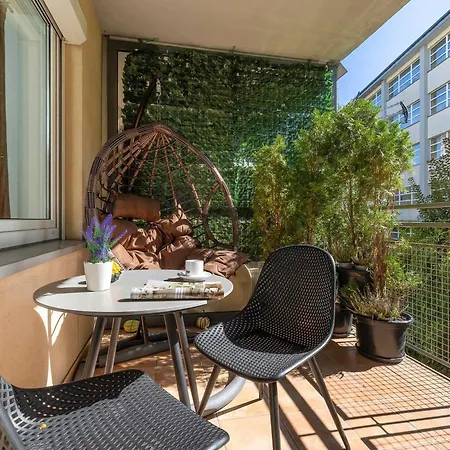 Grey And Pink Two Bedroom In Cracow With Parking, Desk, Terrace And Jacuzzi Bathtub By Renters קרקוב